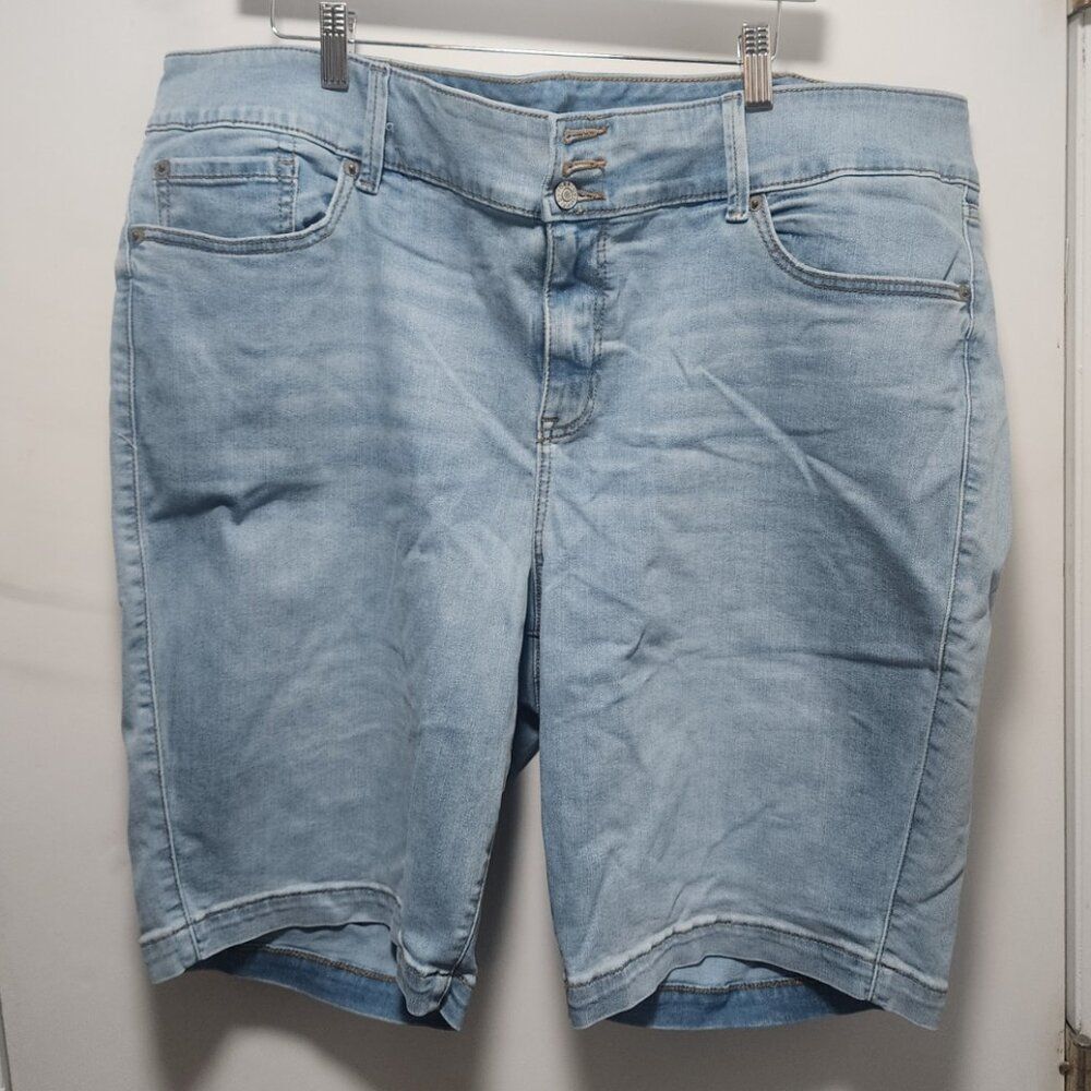 NWT Torrid SIze 4 Bermuda Short